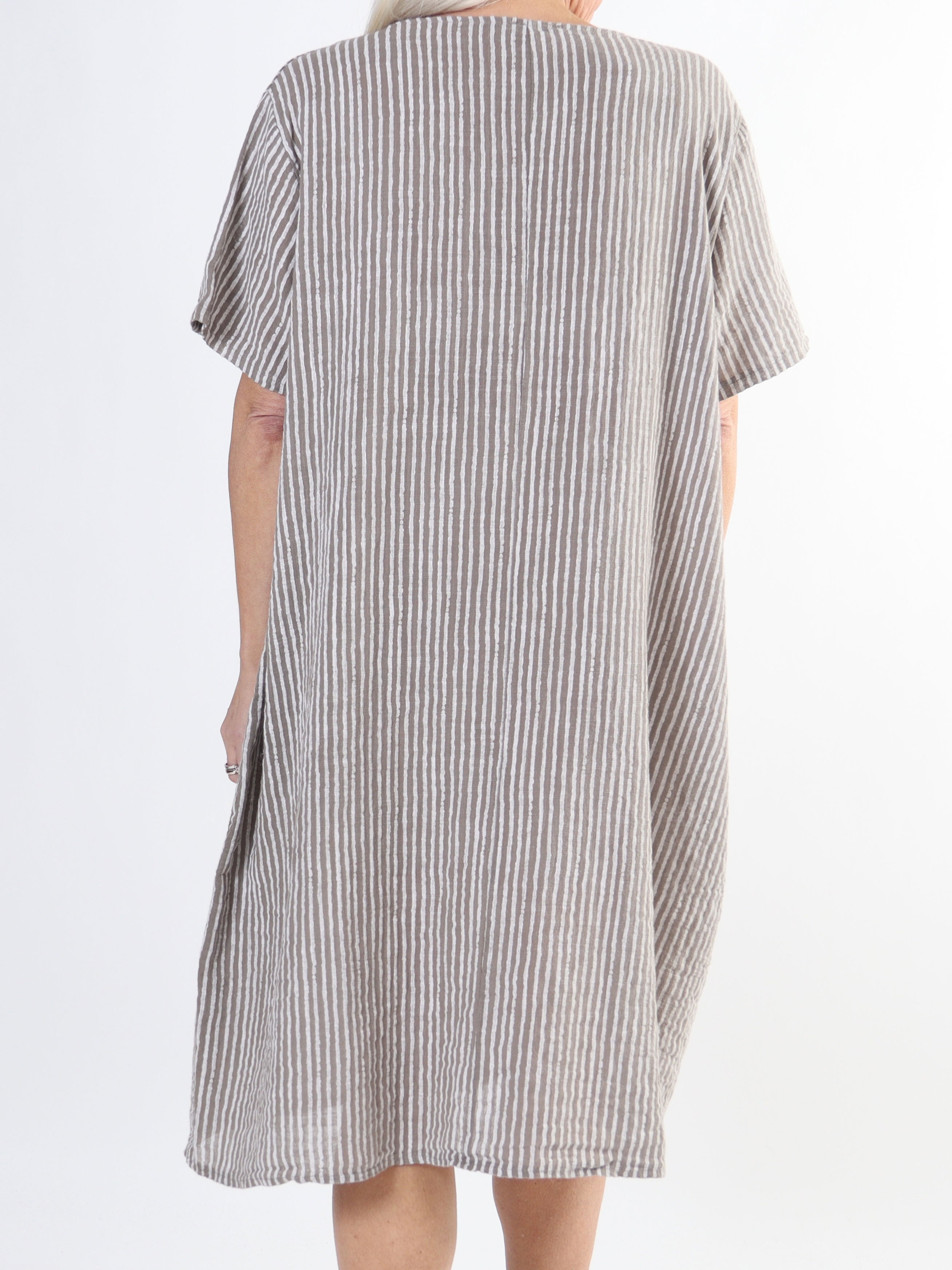 Louise - Finrandig plus size-klänning i linneaktigt bomullstyg